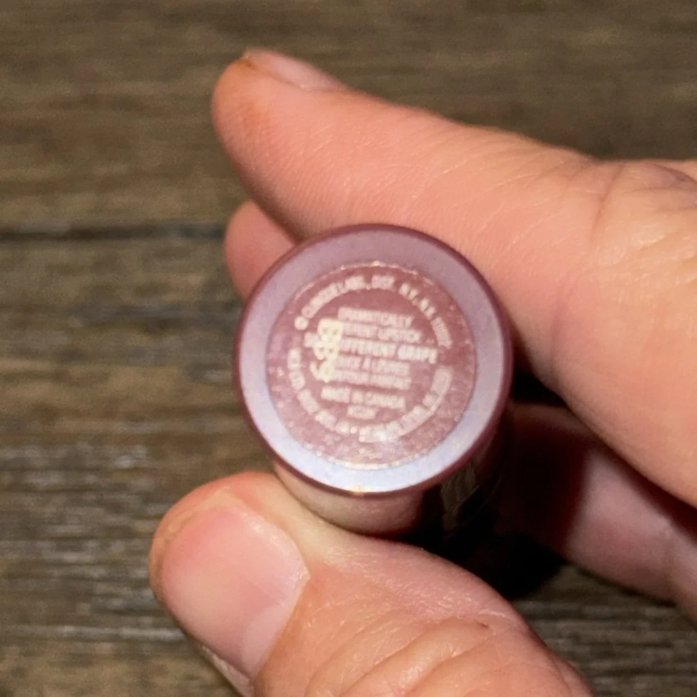 Clinique Dramatically Different Lipstick. 50 A Different Grape.  NEW Never Used.